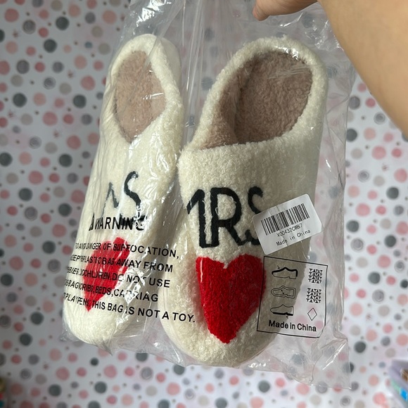 Mrs Slippers - Picture 2 of 4